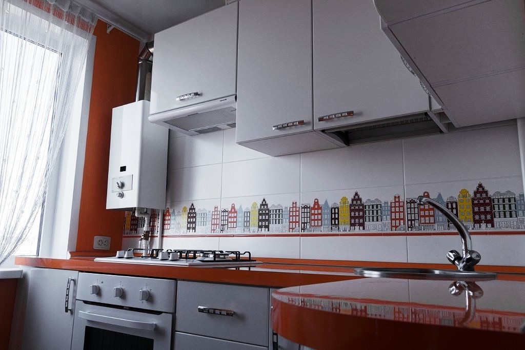 Кухня в хрущевке с газовой колонкой, холодильником и кухонным гарнитуром