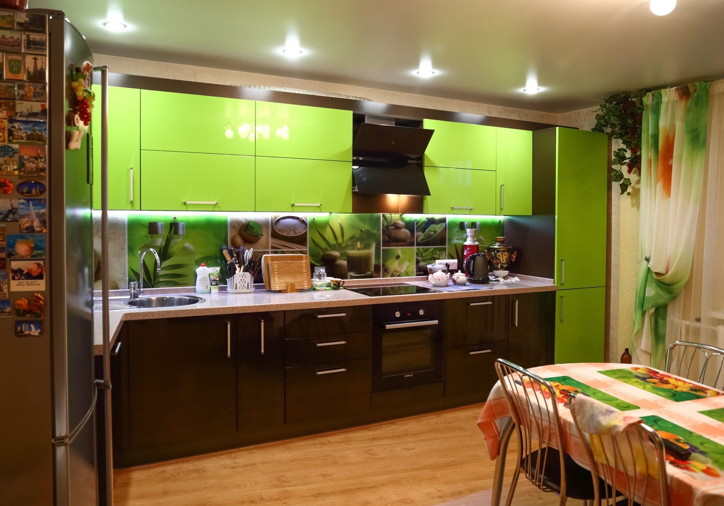 черно зеленая кухня в интерьере
