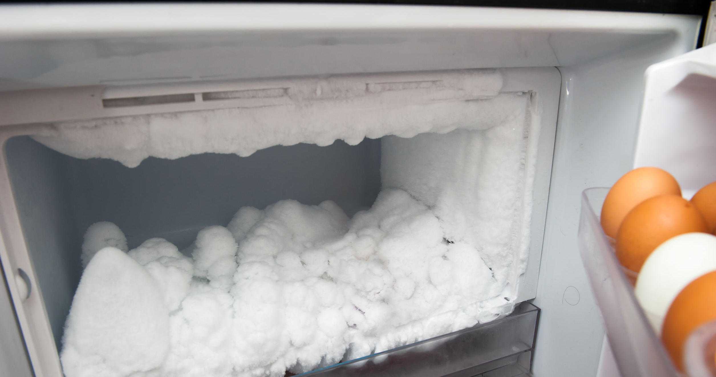 Нужно размораживать холодильник no frost. Холодильник Индезит ноу Фрост намерзает лед. Холодильник Индезит намерзание. Холодильник Индезит ручная разморозка. Морозильная камера ноу Фрост.