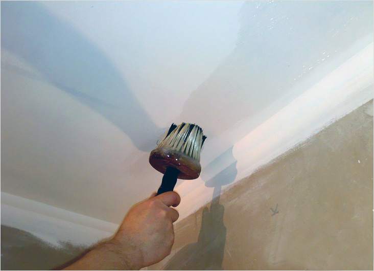 Нужно ли грунтовать потолок перед покраской: особенности обработки штукатурки, обоев, гипсокартона и окрашенных поверхностей