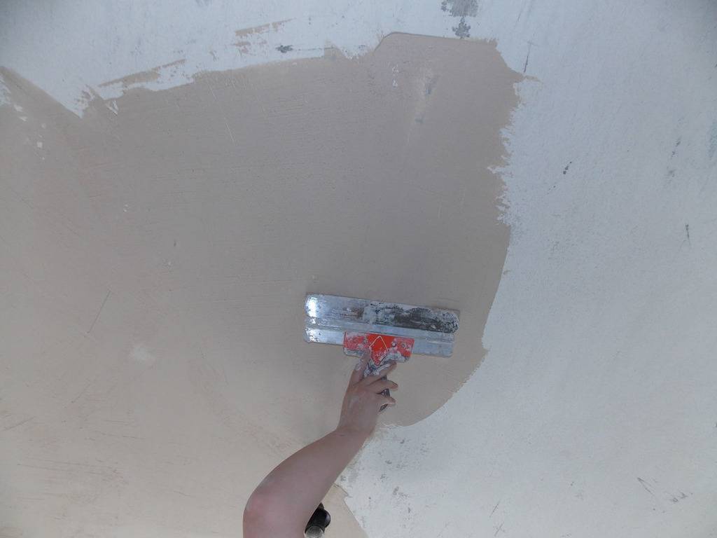 Как выровнять потолок в квартире и доме своими руками с помощью шпаклевки, гипсокартона, штукатурки, и правильная работа с деревянным покрытием