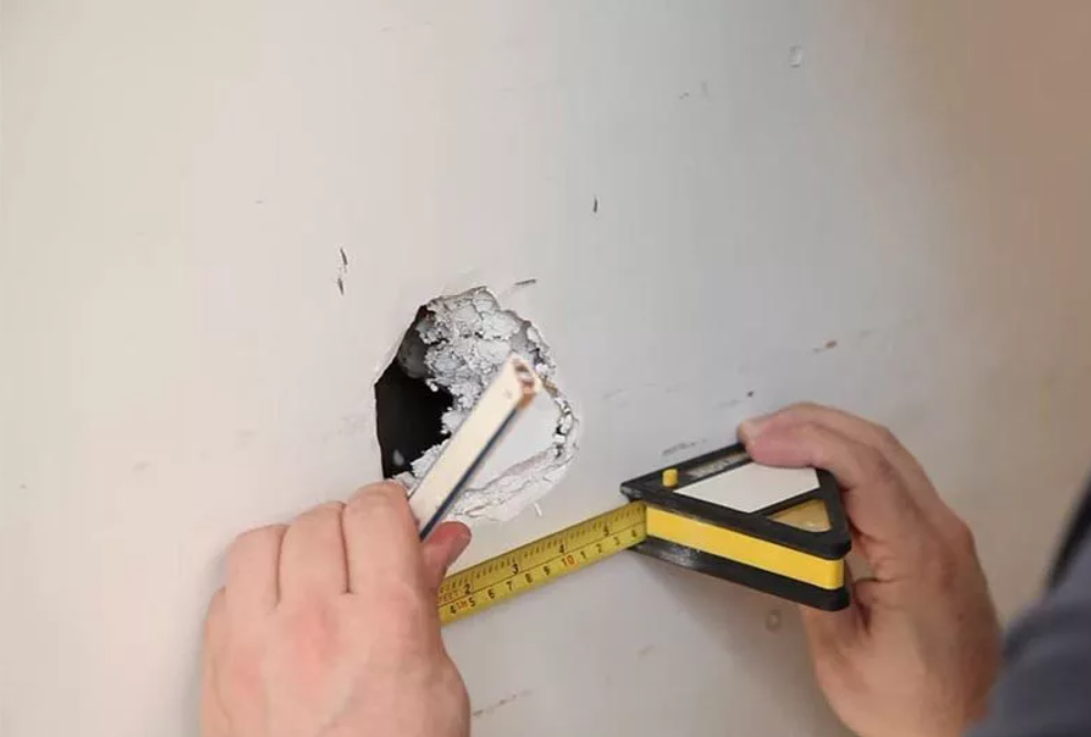 Чем закрыть отверстие в стене. "Как заделать дыру в гипсокартоне" "герметик". Заделать дырку в стене. Заделка отверстий в стене. Заделка отверстий в гипсокартоне.