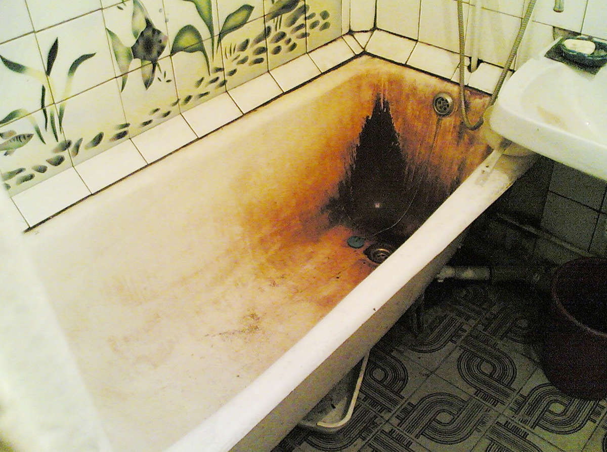 Отмыть черную ванну. Старая ванна. Старая ванная комната. Грязная ванная. Убитая ванная.