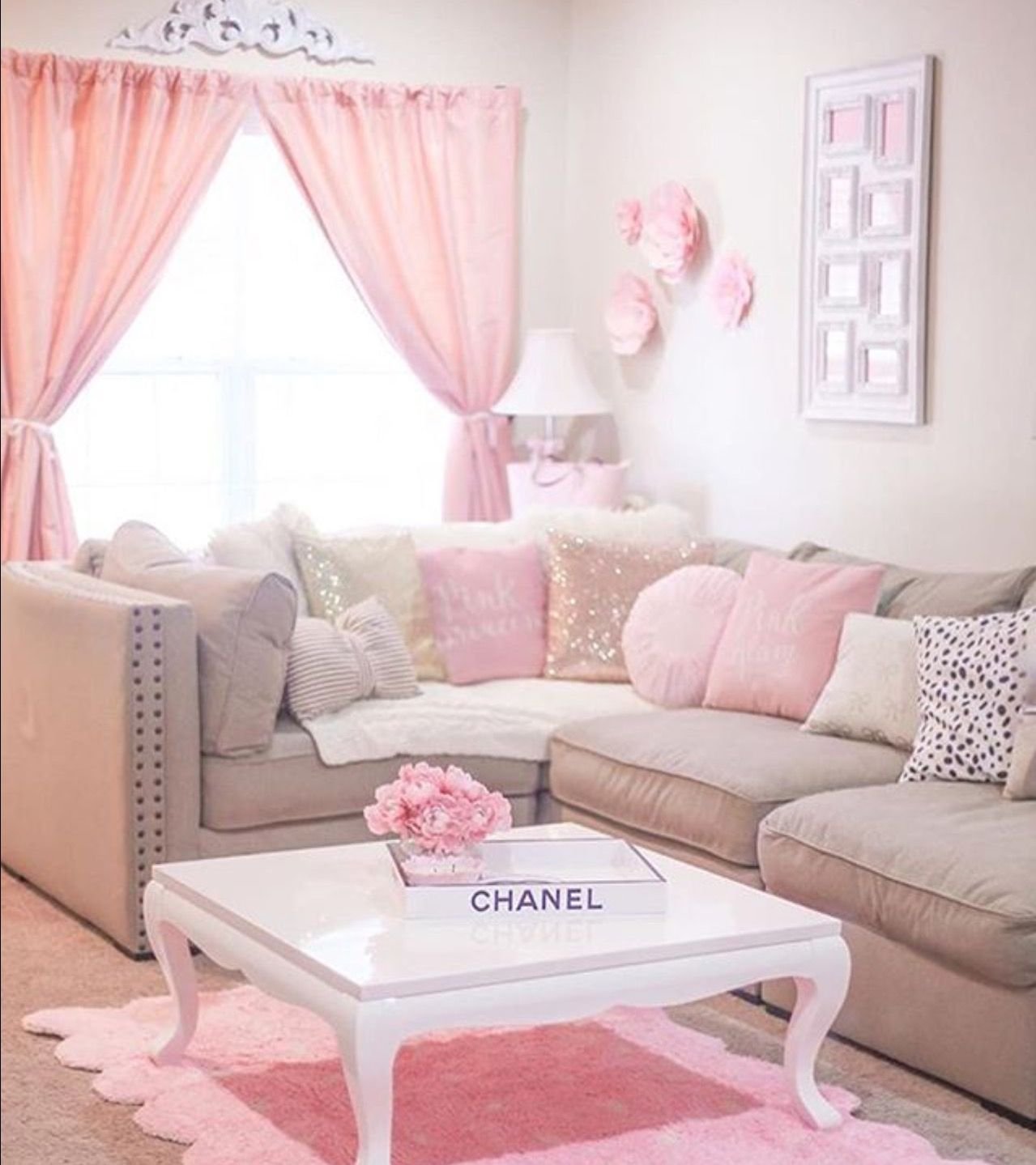 розовые обои белая мебель