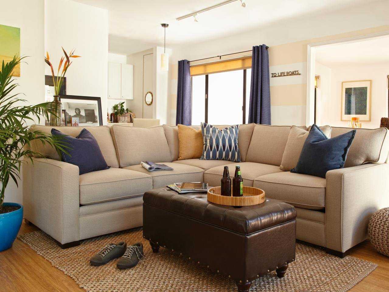 бежевый диван в интерьере гостиной в современном стиле