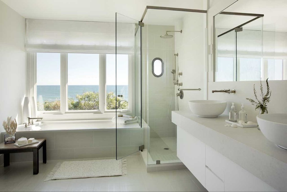 современные ванные комнаты с окном фото