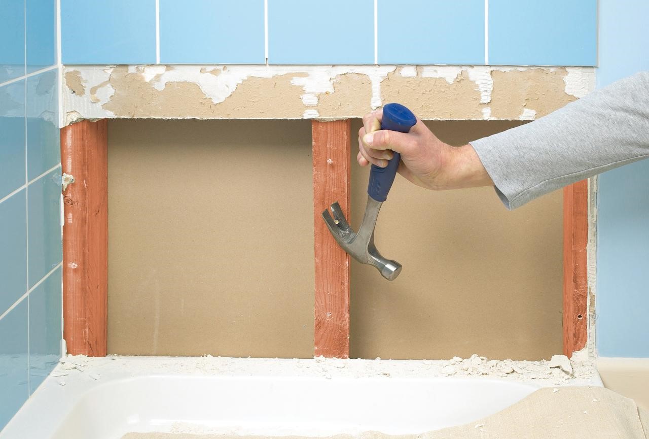 Демонтаж плитки в ванной своими руками со стен и пола: 5 способов