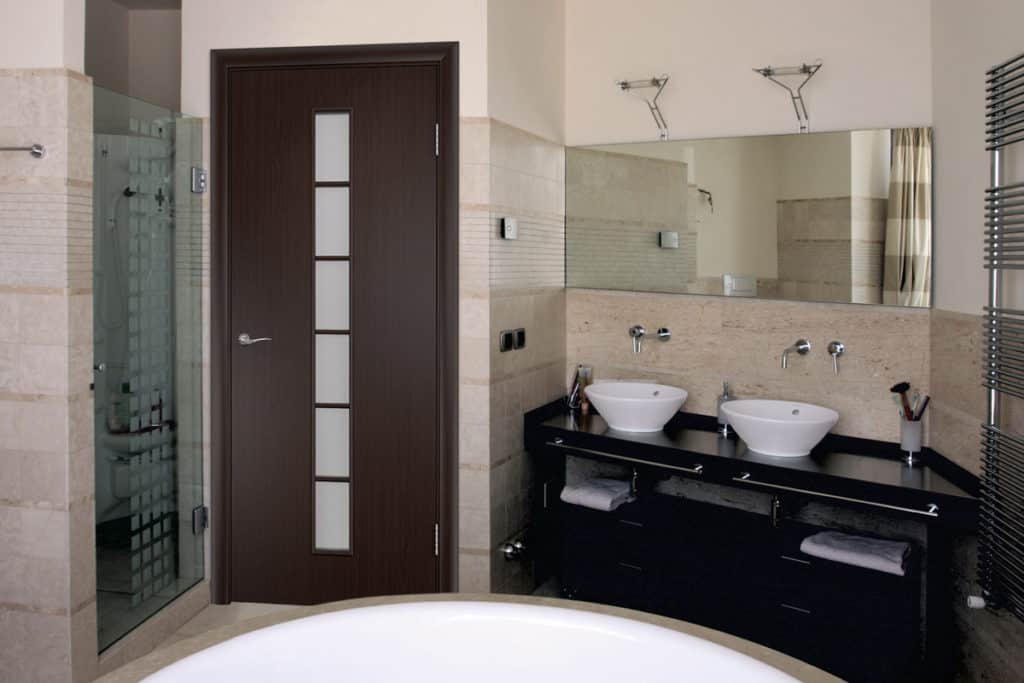 Двери для ванной и туалета, особенности и как правильно выбрать