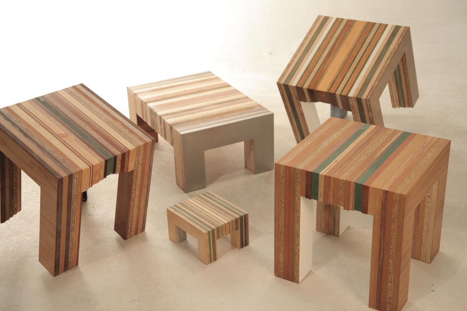 стол и стулья из подручных материалов