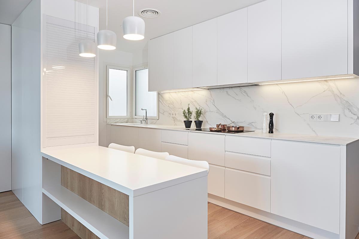Дизайн белой кухни с белой столешницей — идеи сочетаний и варианты отделки