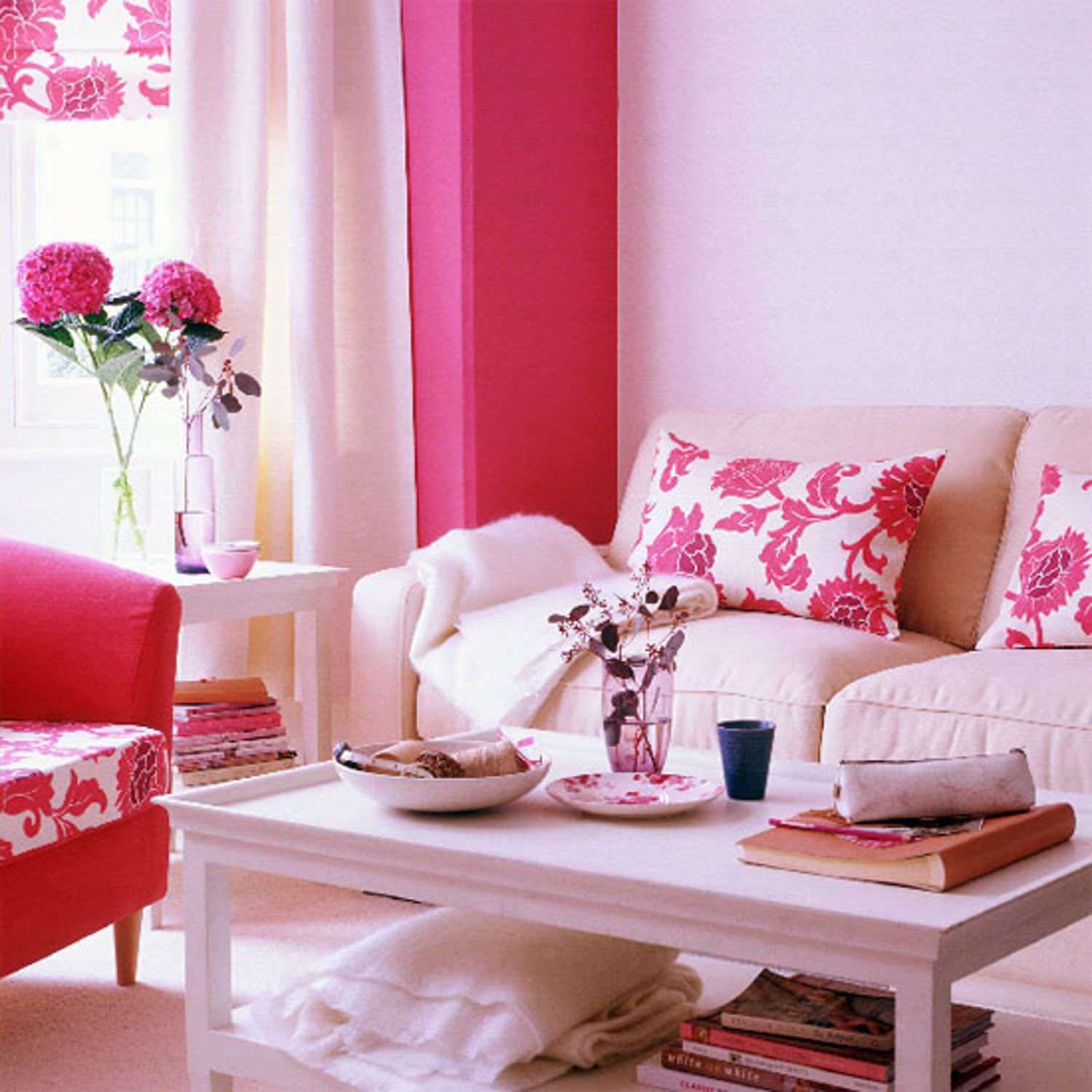 мебель к розовым обоям