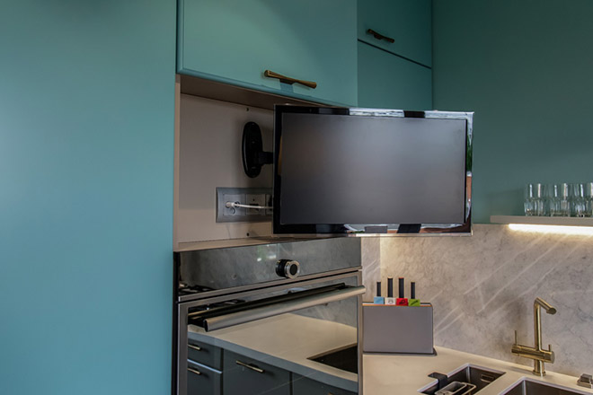 Нужен ли телевизор на кухне и как выбрать идеальный вариант?