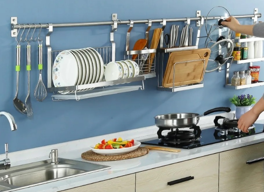 Рейлинг в интерьере кухни: как выбрать и установить