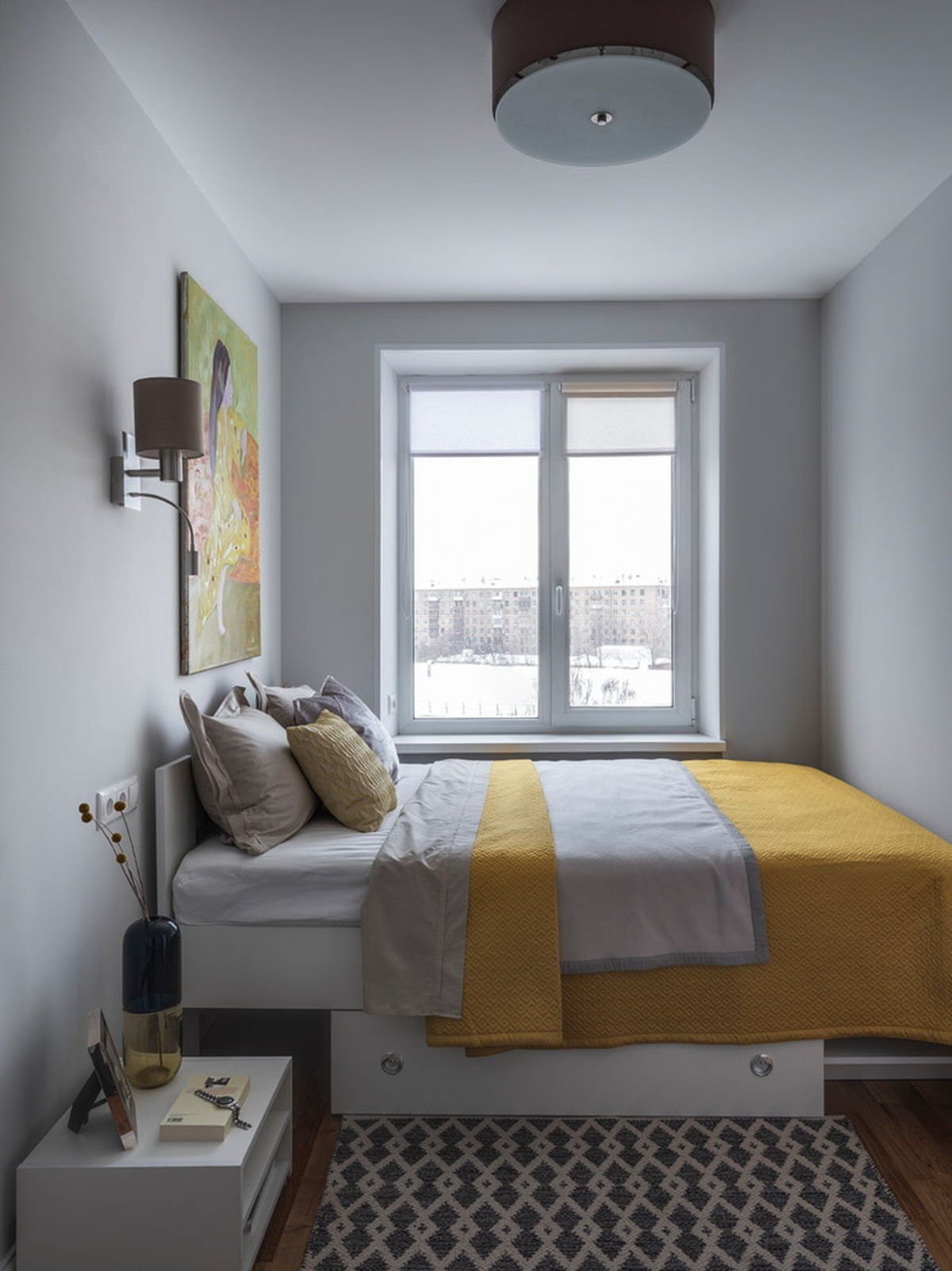 дизайн спальни с маленькими окнами фото
