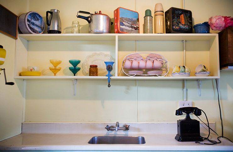 Открытые полки на кухне: 75 примеров полок в интерьере на фото