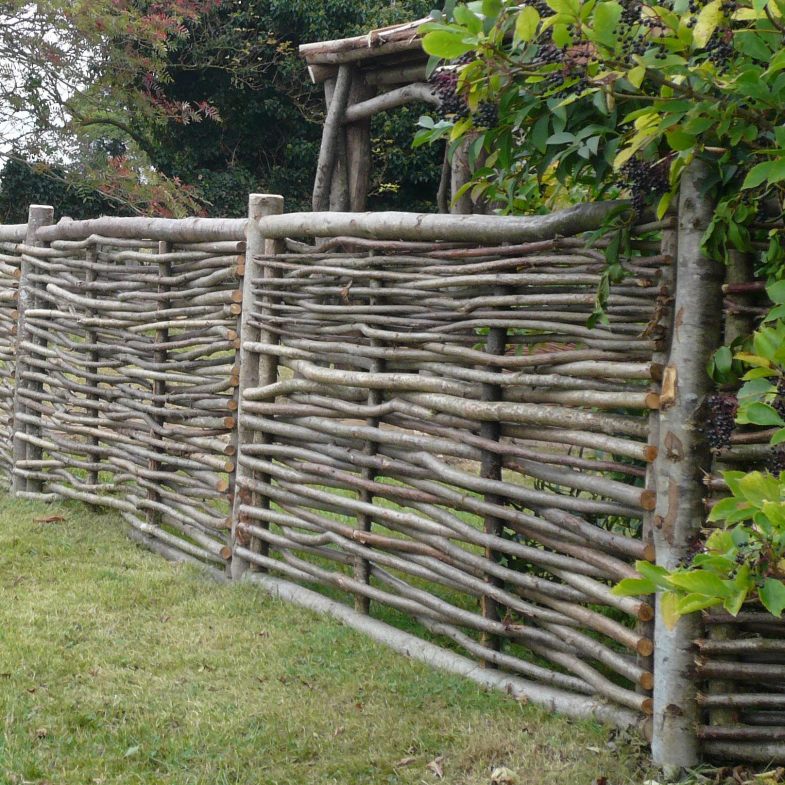 Из чего можно сделать забор на даче недорого: пошагово, фото