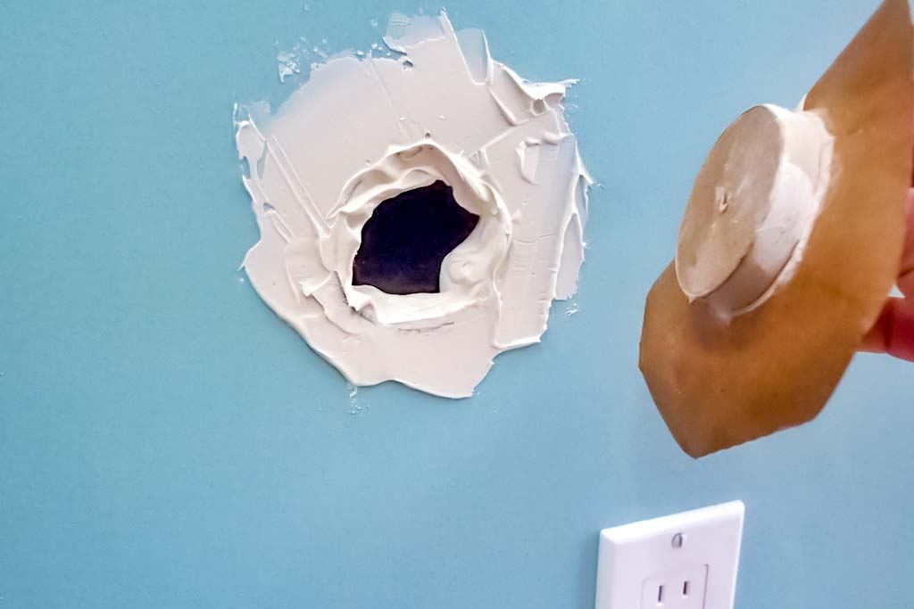 Как заделать дырки в гипсокартоне на стене и потолке: видео