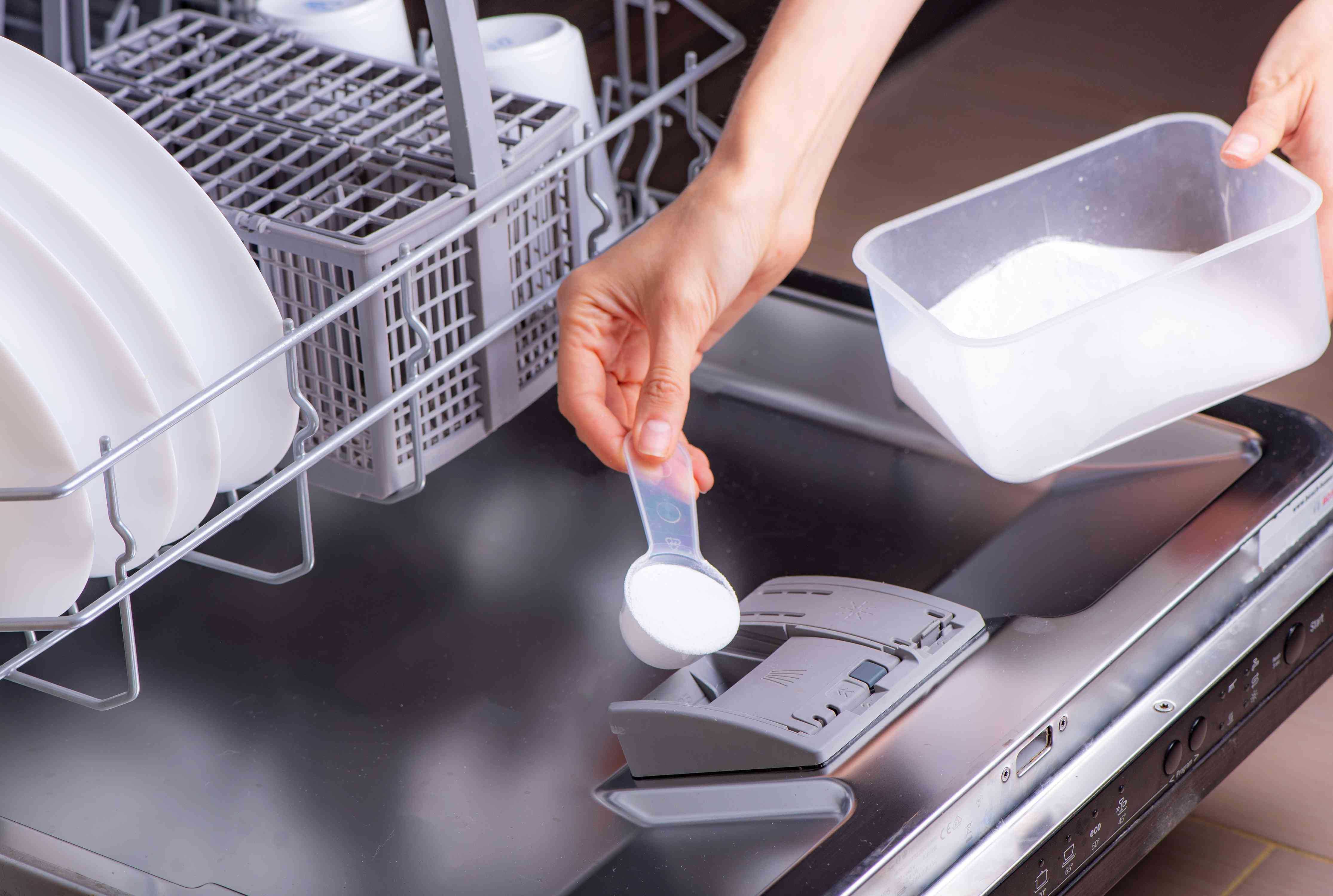 Посудомойка плохо отмывает. Для посудомоечных машин. Посуда в посудомоечной машине. Мойка с посудомоечной машиной. Средство для посудомойки.