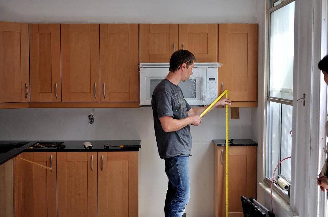 Как правильно повесить кухонные шкафы на стену: виды креплений