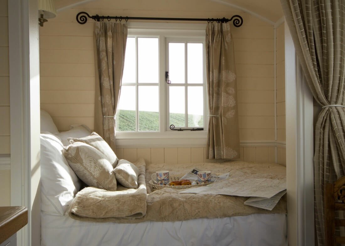 Кровать у окна в спальне: дизайн, 20 фото советов от дизайнеров