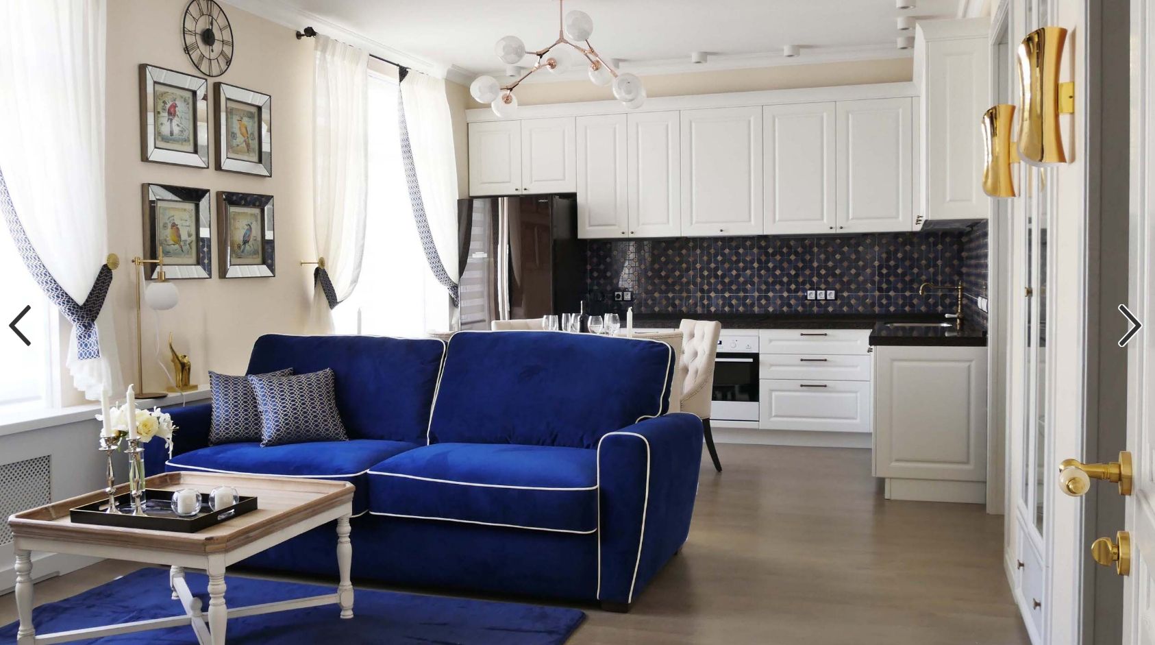 Кухня гостиная с синим диваном