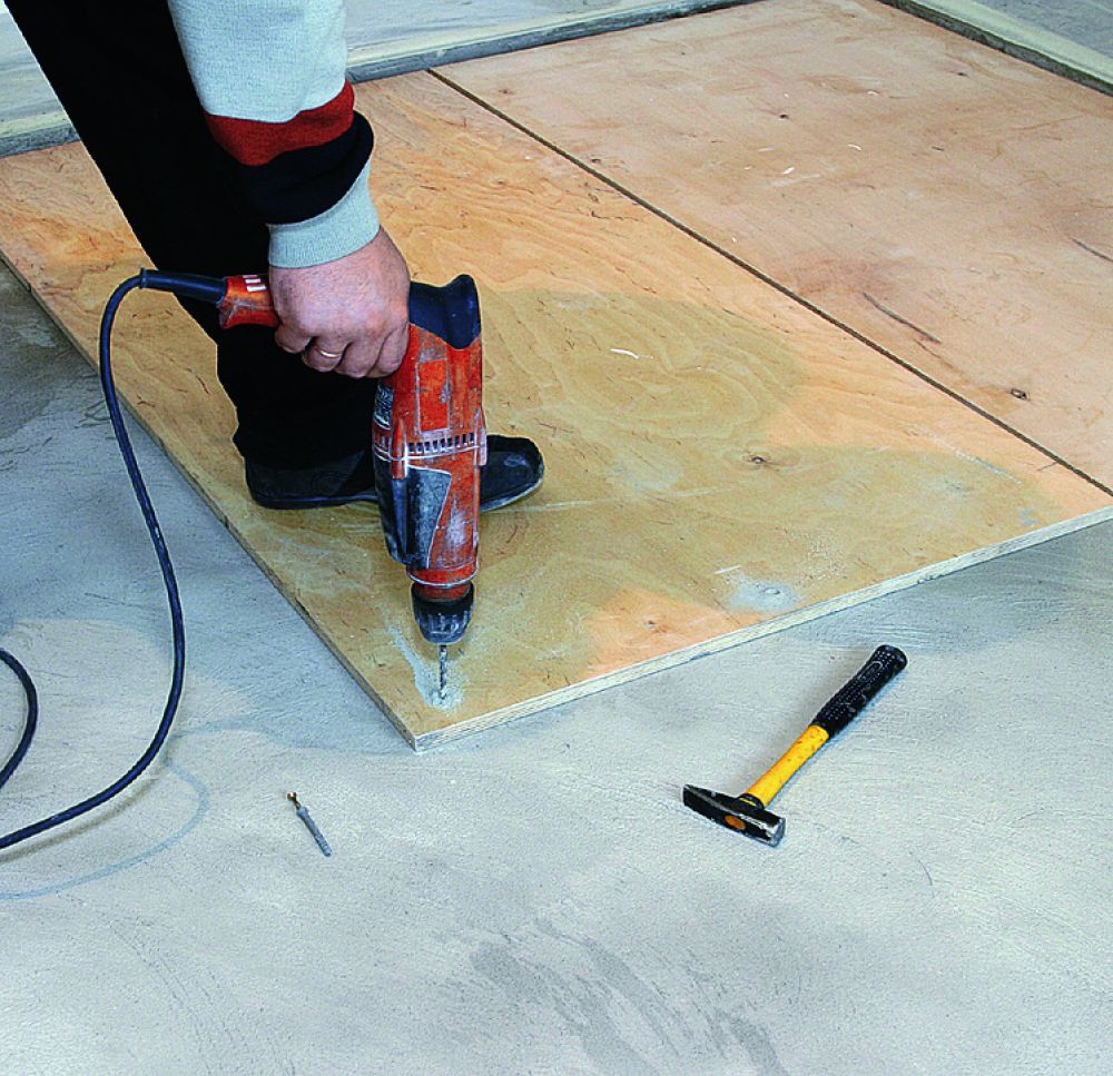 Каким клеем приклеить фанеру к бетонному полу?