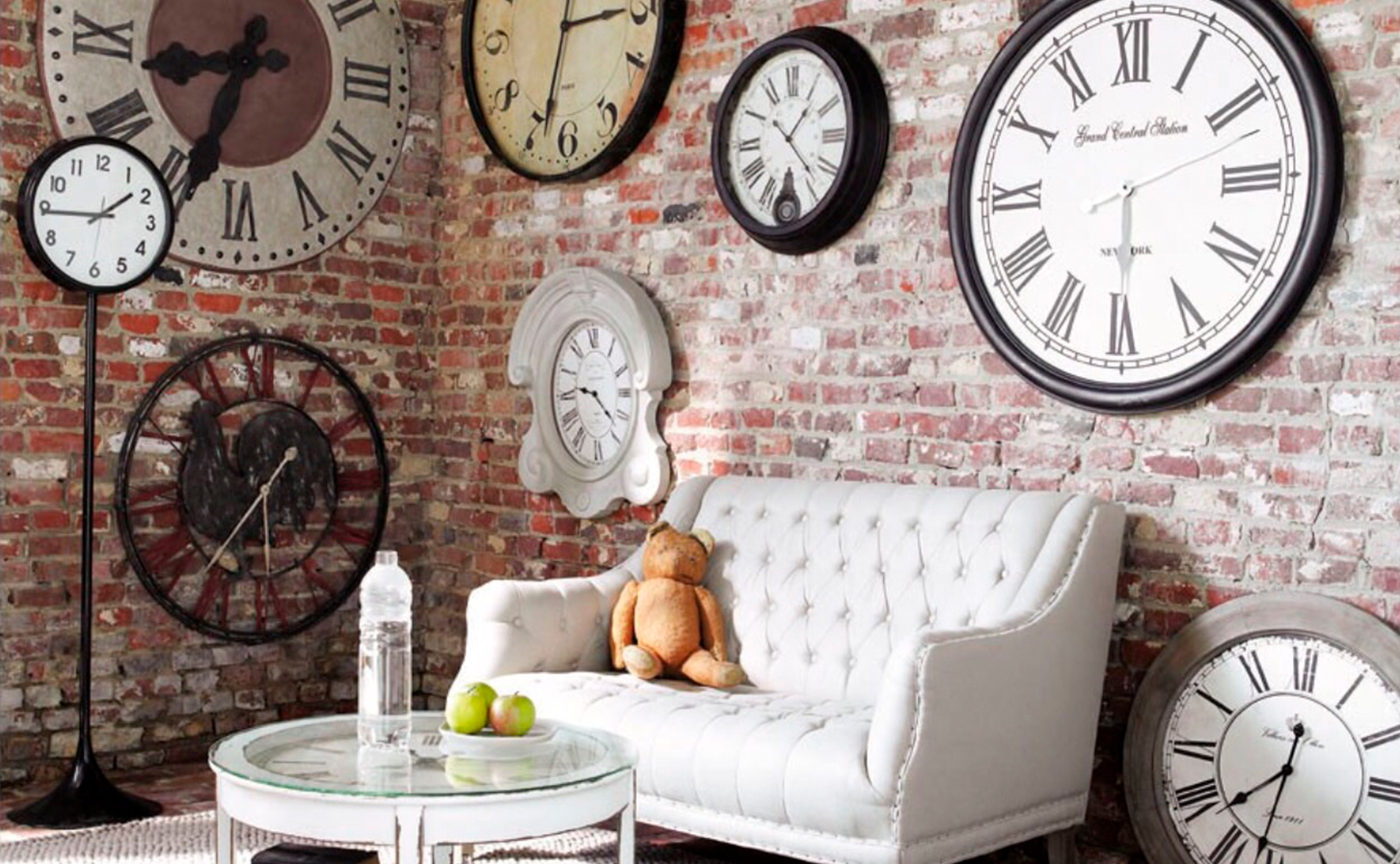 Настенные часы в гостиной - 80 фото оригинальных идей дизайна | онлайн-журнал о ремонте и дизайне