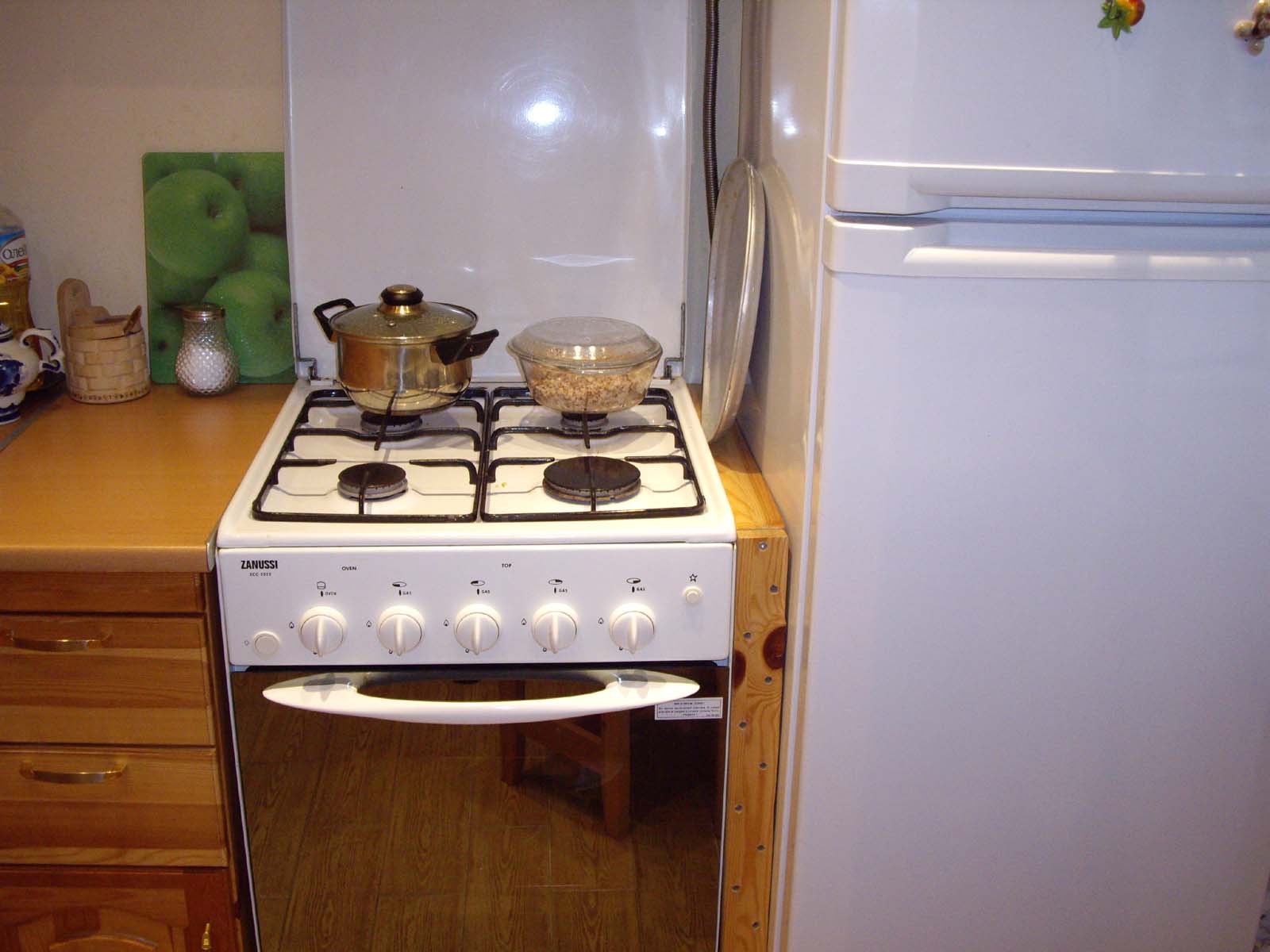 Холодильник рядом с плитой: какое расстояние должно быть между ними