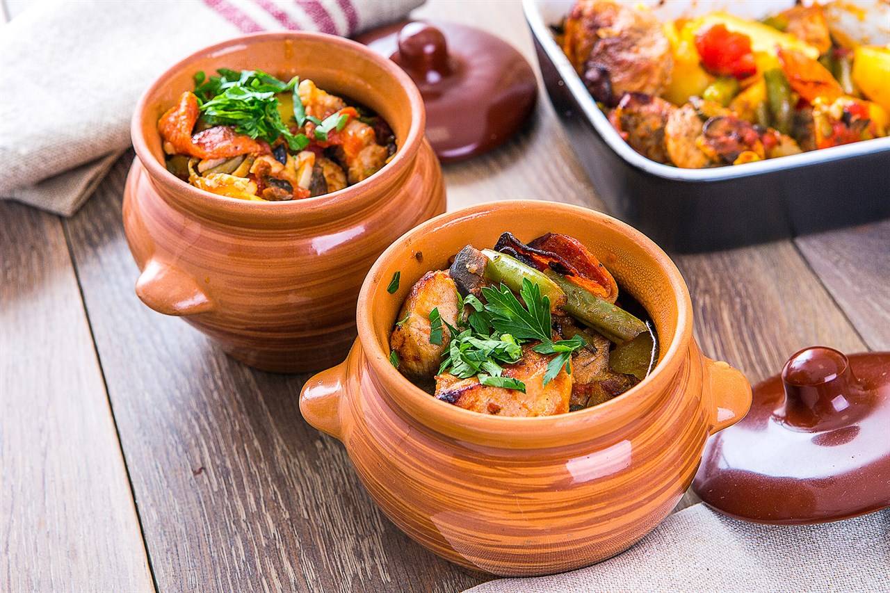 Жаркое в горшочках с курицей и картошкой в духовке – 6 пошаговых рецептов