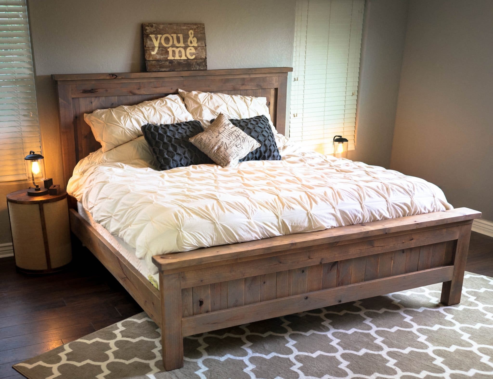 деревянная кровать в интерьере