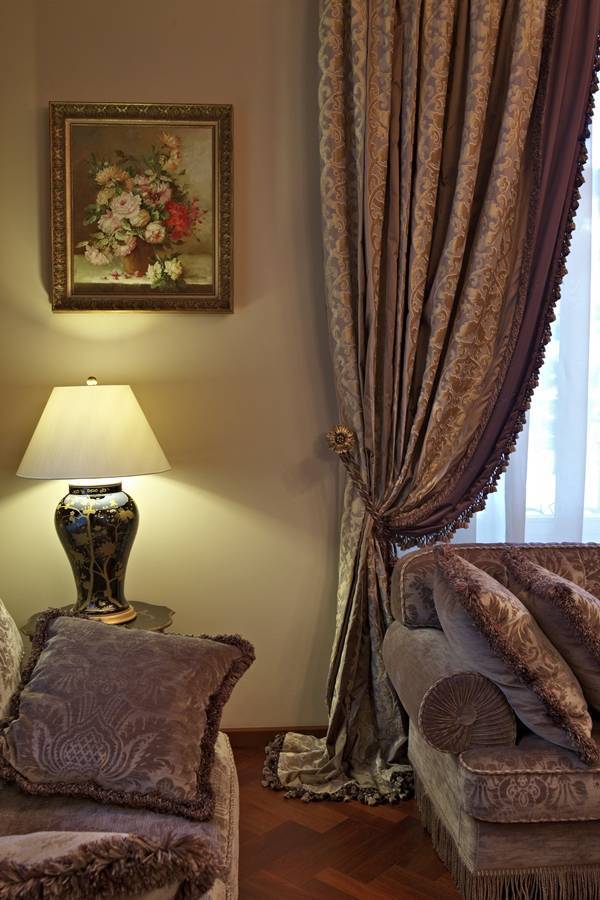 Бархатные шторы: дворцовый колорит в интерьере вашего дома