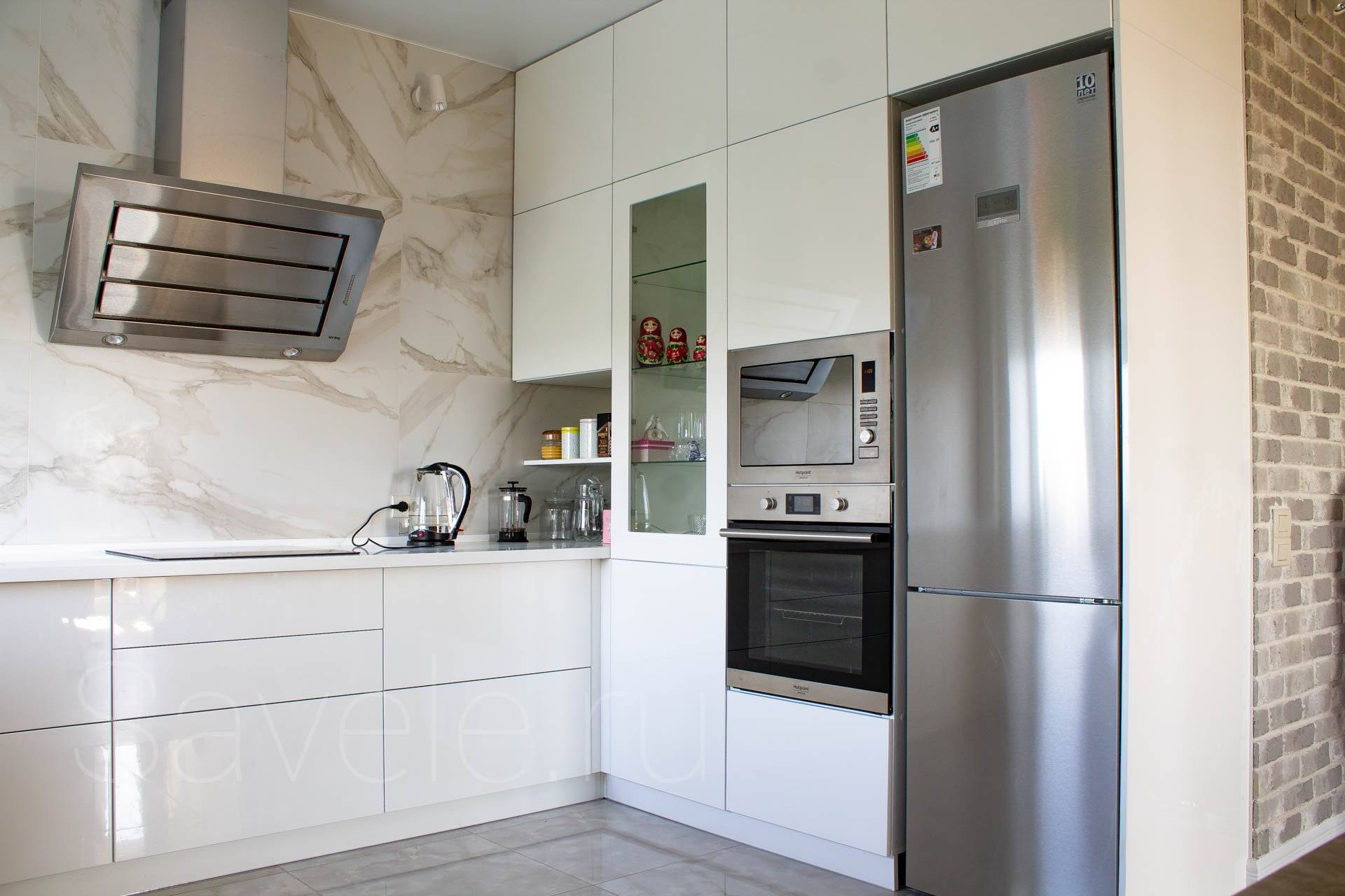 кухня со встроенным холодильником и духовым шкафом