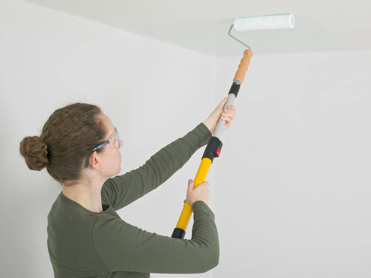 Как красить потолок с помощью кисти, валика и распылителя
