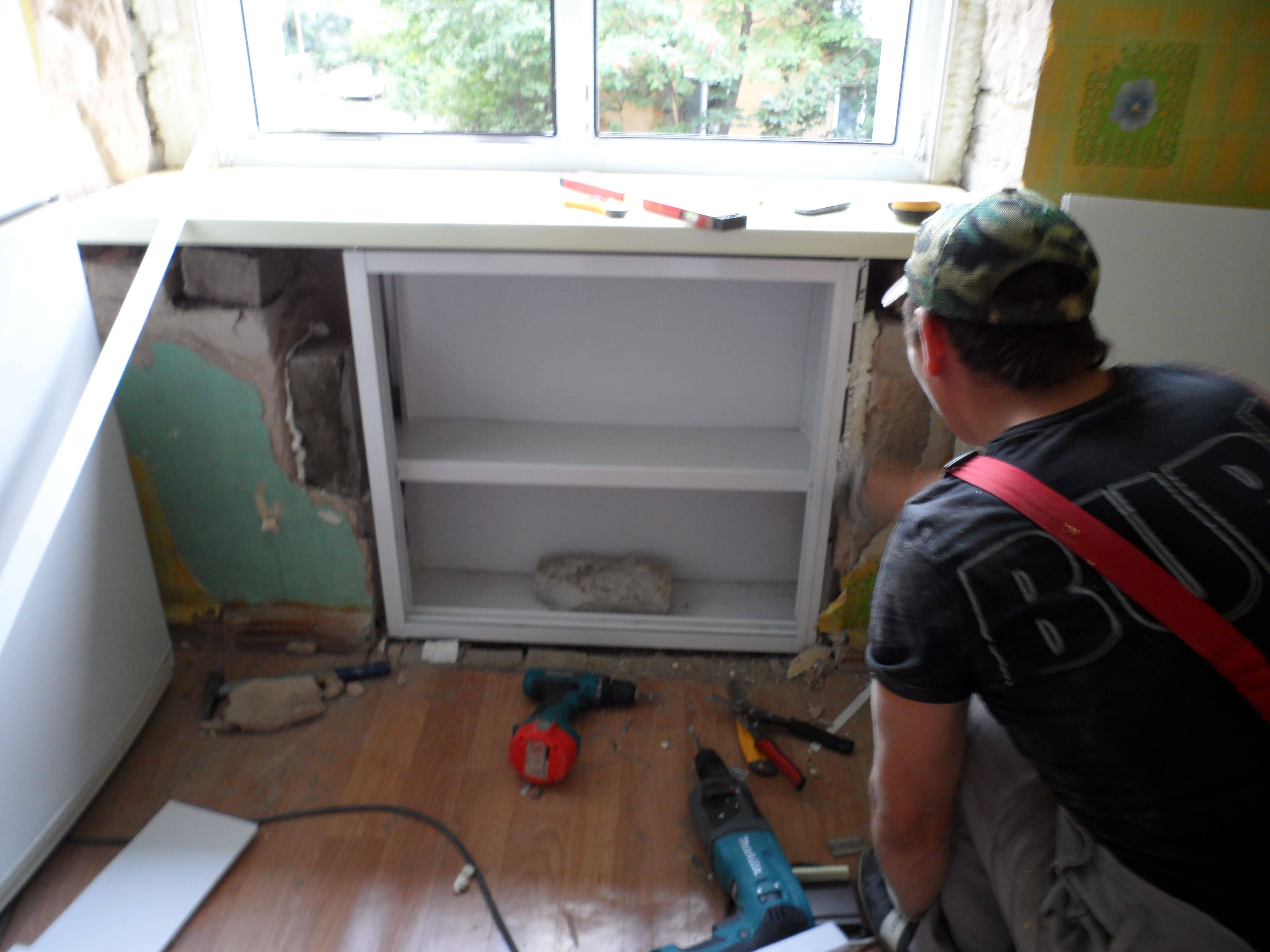 Холодильник под окном: плюсы и минусы, установка, отделка