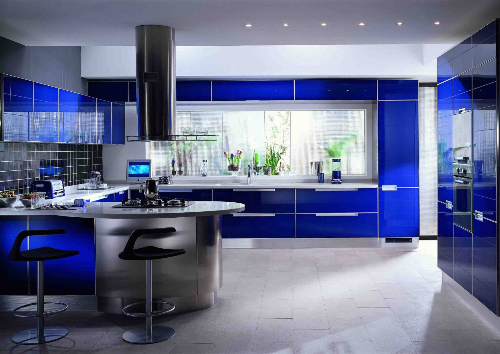Стильные дизайны кухонь фото. Кухни в стиле Модерн и хайтек. Кухня в синем цвете. Кухня в синих тонах. Синий кухонный гарнитур.