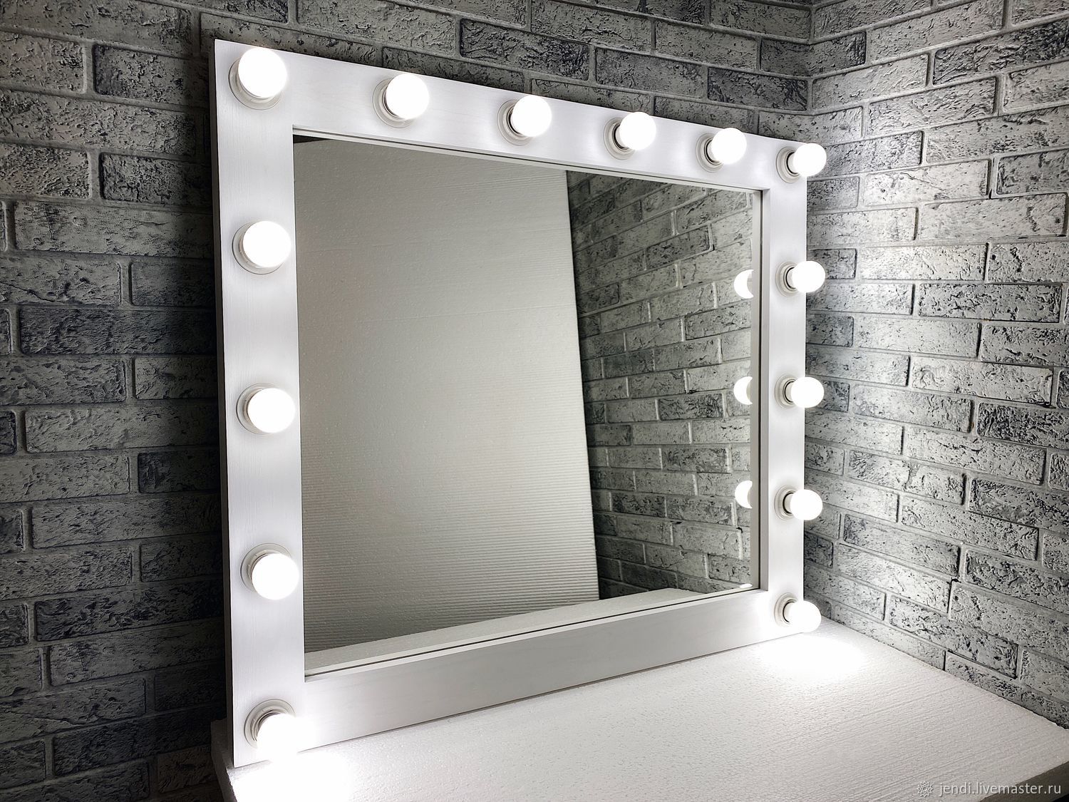 Зеркало с подсветкой своими руками: советы и инструкции как сделать в домашних условиях для макияжа и ванной комнате