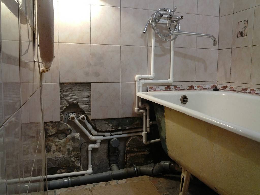 Как спрятать трубы в ванной: способы закрыть плиткой