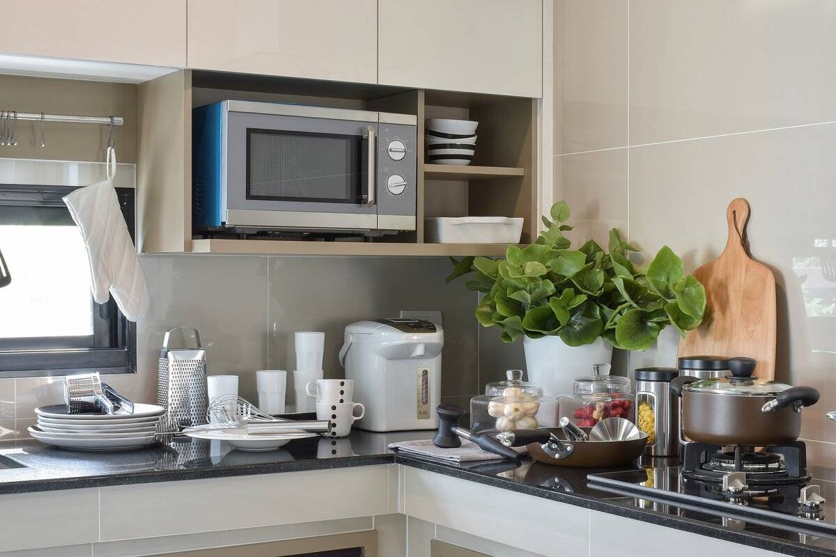 Телевизор на кухне: варианты размещения и установки, где лучше разместить встроенный телевизор на кухне