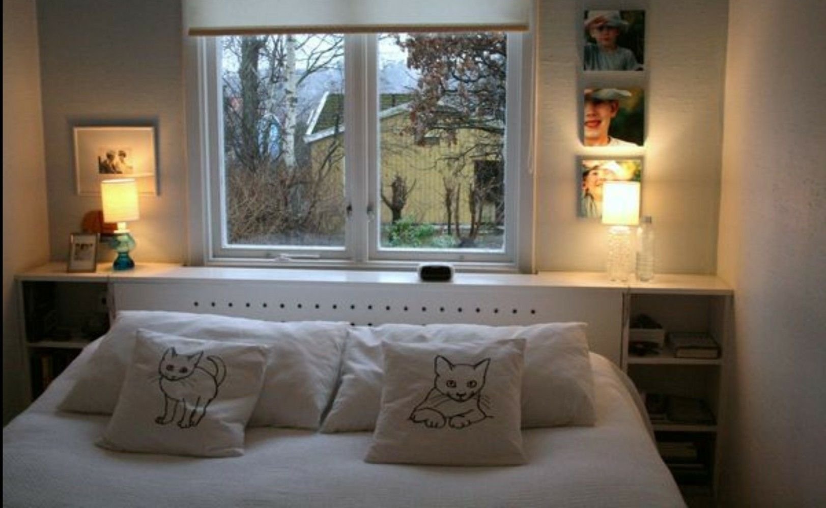 двуспальная кровать у окна в маленькой спальне