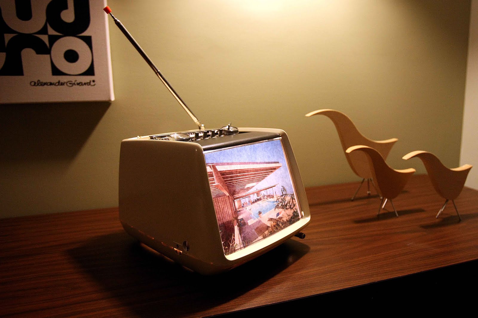 Игры делать телевизоры. Самоделки из старого телевизора. Из старого телевизора. Старый телевизор. Декор из старого телевизора.