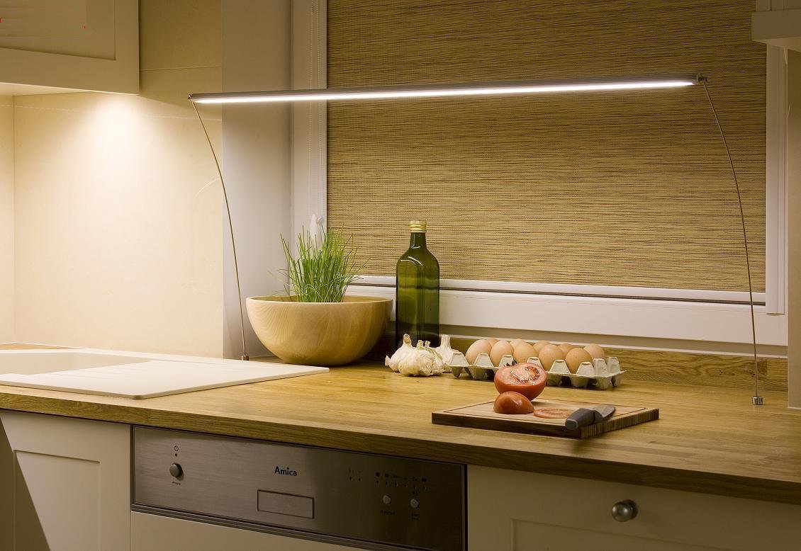 Верхняя подсветка кухни. Подсветка для кухни. Подсветка рабочей зоны на кухне. Подсветка столешницы. Светильники для кухни над рабочей поверхностью.