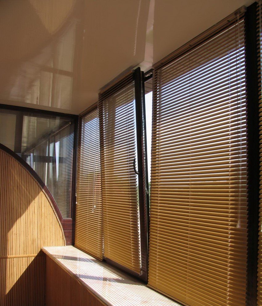 Какие шторы на балкон выбрать: виды, цвет, советы