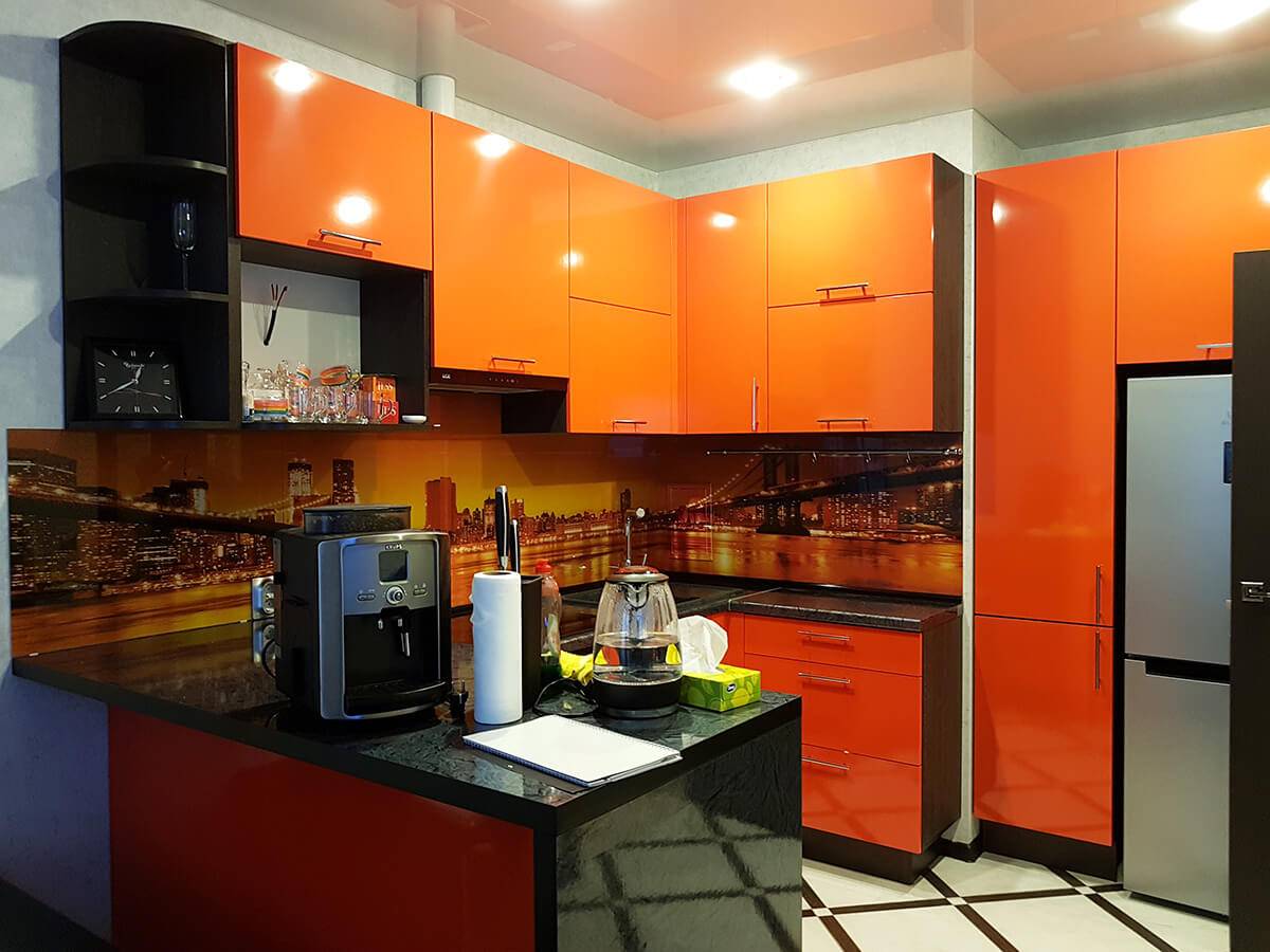Оранжевый фартук. Оранжевая кухня в интерьере. Черно оранжевая кухня. Кухонный гарнитур оранжевый. Оранжевый кухонный гарнитур в интерьере.