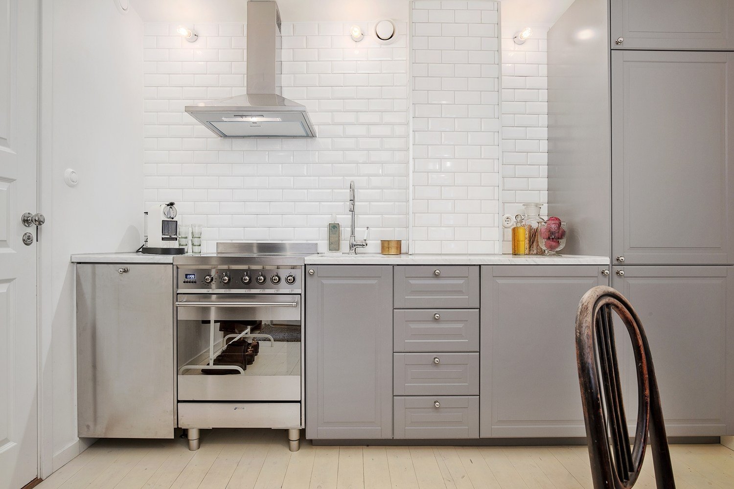 кухня без навесных шкафов современный стиль в доме